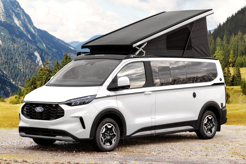 Mit spezieller Farbgebung und exklusivem Interieur verweist die Sonderedition des Ford Nugget auf die erste Modellgeneration des Kult-Campers von 1986 Foto: Westfalia